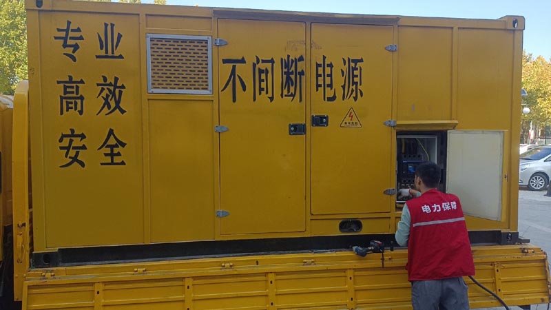 东丽柴油发电机组和UPS电源配合使用时，如何避免切换过程中的电力中断？